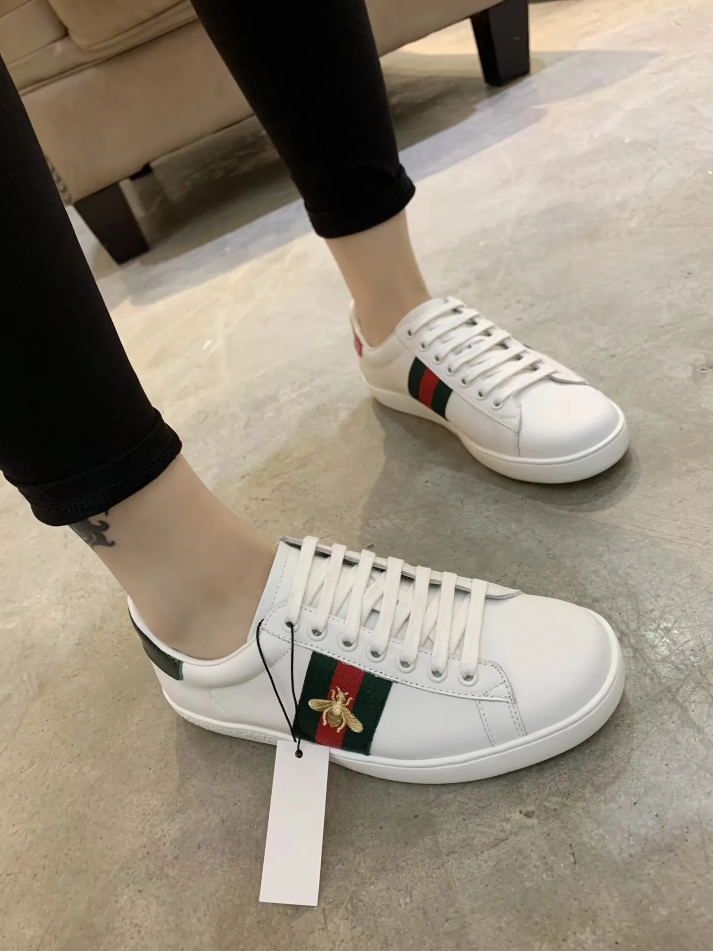 👟👟Ex-factory price 400👟👟Men's size +10 The new little bee GUCCI trendy model, launched at the counter👍top quality, wonderful presentation! Based on the basic model, the electric embroidered bee🐝 original 1:1 molded rubber outsole, flat bottom casual, and easy to match. The upper foot is super comfortable, the material is imported first-layer silk cowhide🐂. off white. Lining/foot padding sheepskin🐑. Code number: 34 to 44 with receipts, cards, tags and bags.